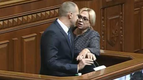 O deputată a ajuns la reanimare după ce a fost lovită de un coleg. Foto: 122.ua
