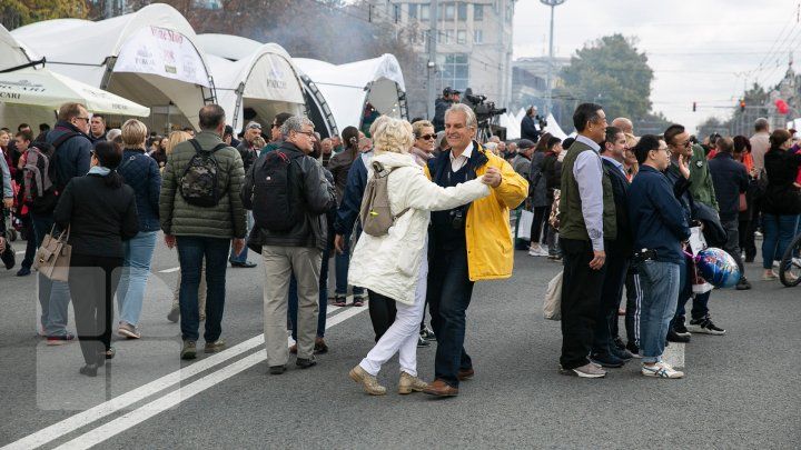 В центре Кишинева в самом разгаре идет празднование Дня вина.