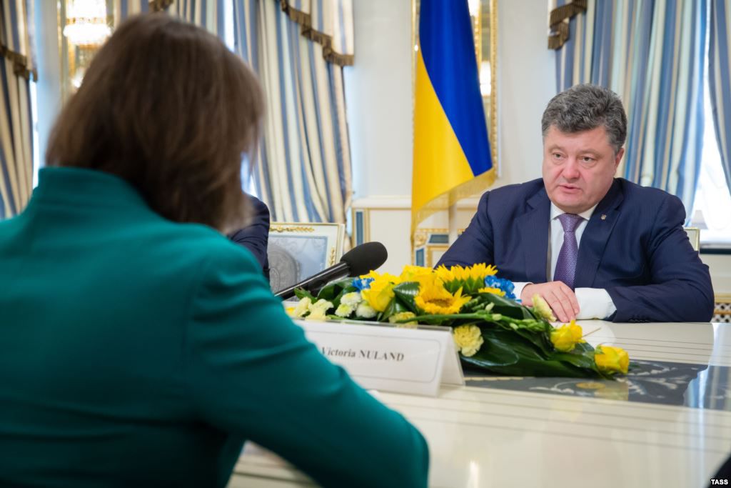 Нуланд заявила, что Вашингтон установил тесный контакт с Киевом и Москвой.