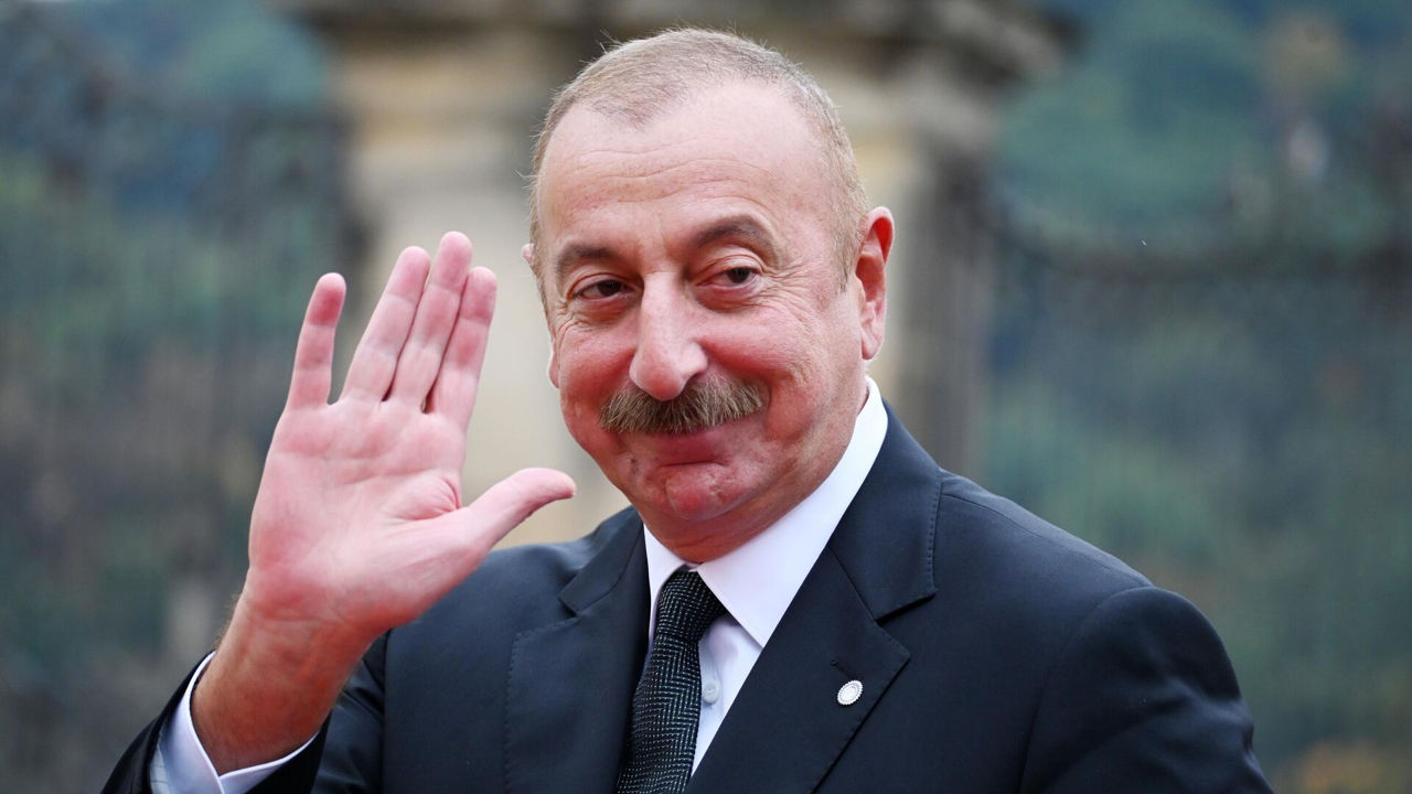 Ильхам Алиев побеждает на выборах президента Азербайджана.