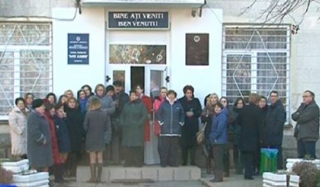 Учителя преградили сегодня вход в лицей, не пустив новую начальницу.