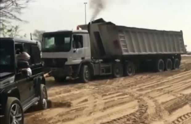 Принц Дубая помог дальнобойщику вытащить застрявший грузовик.