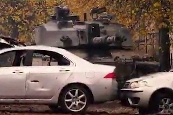 Британская армия взорвала «российские танки» в Солсбери.