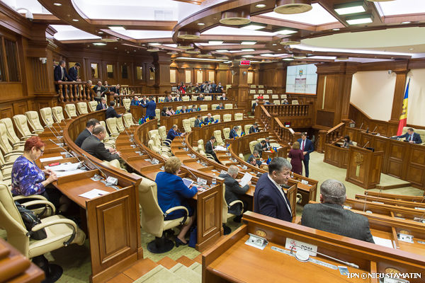 Согласно Регламенту парламента, весенняя сессия начинается в феврале и длится до конца июля.