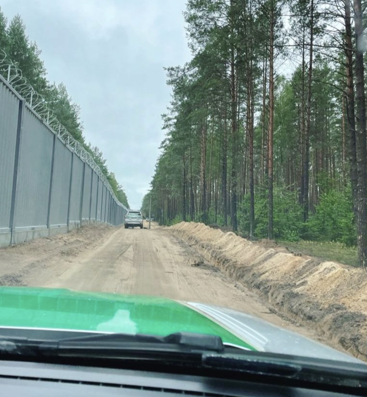 Польша возвела стену на границе с Беларусью.