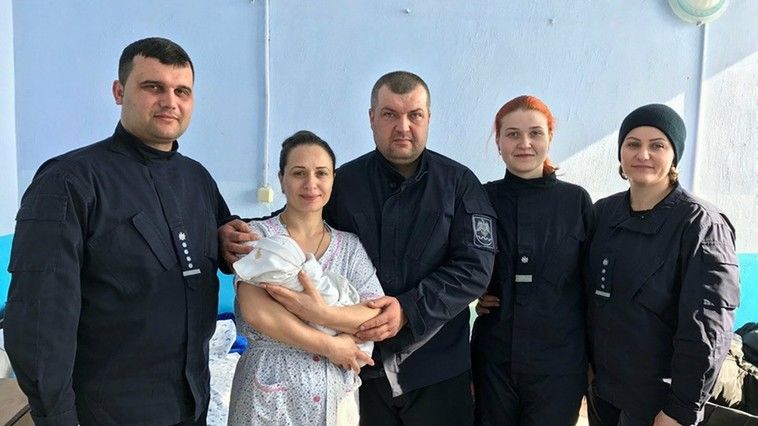 Fericire fără frontieră. Tatăl, moașă la nașterea propriului bebeluș. Foto: deschide.md