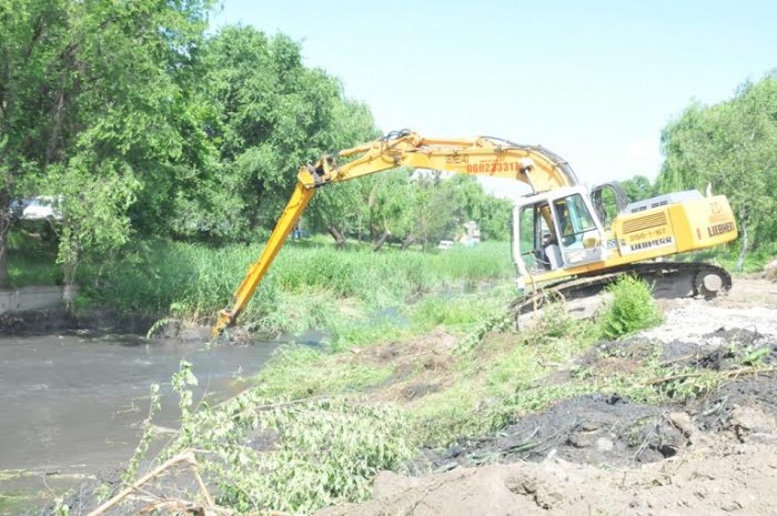 Proiectul prevede, la prima etapă, evacuarea nămolului şi lărgirea albiei râului Bâc.
