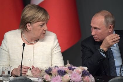 На Украине Меркель обвинили в сговоре с Путиным.