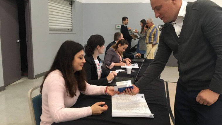 Большинство молдаван приехали из других городов США, некоторые - целыми группами.