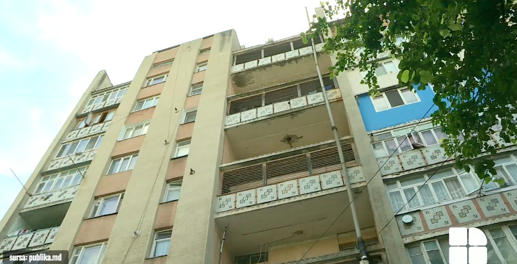 Жильцы девятиэтажки в Сороках боятся, что останутся без дома.
