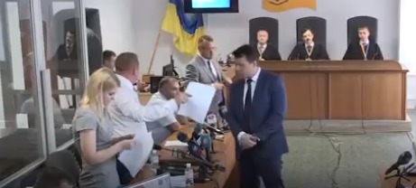 В Киеве в суде произошла потасовка между полицией и адвокатами Януковича.