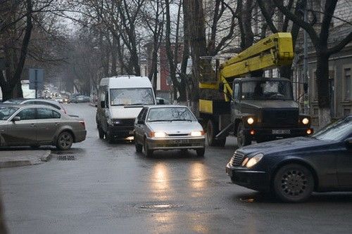 В Молдове с 1 ноября водители обязаны ездить днем с включенными фарами.