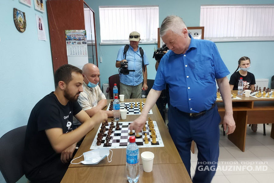 Один против 40: в Комрате в шахматы сыграл русский гроссмейстер Анатолий Карпов.