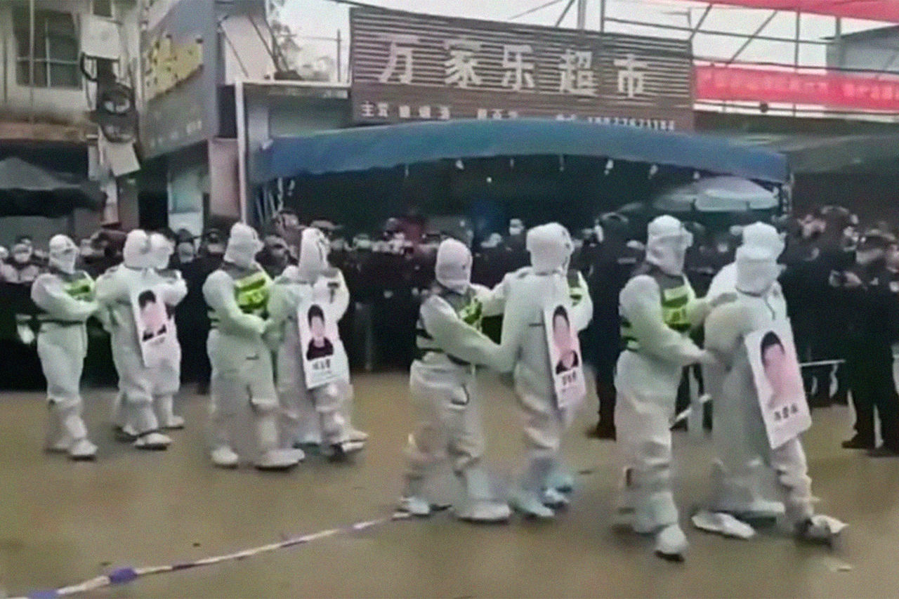 Нарушителей локдауна в Китае заставили пройти «маршем позора» по городу.