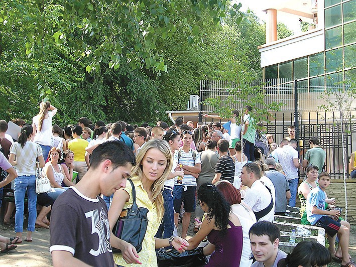 Din 10 septembrie, o serie de taxe percepute la consulatele româneşti vor fi mai mici.