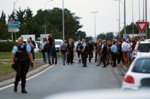 Протестовать вышли более полусотни жителей одного из местных таборов, вступивших в конфликт с местными властями из-за до сих пор нераскрытого инцидента со стрельбой в их поселке.
