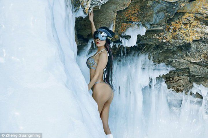 Bomba sexy de 50 de ani care s-a dezbrăcat la minus 40 de grade