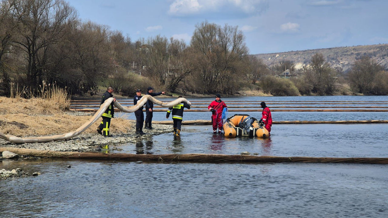 Экологическая опасность на Днестре: Польша предоставила 5 т абсорбирующего материала.