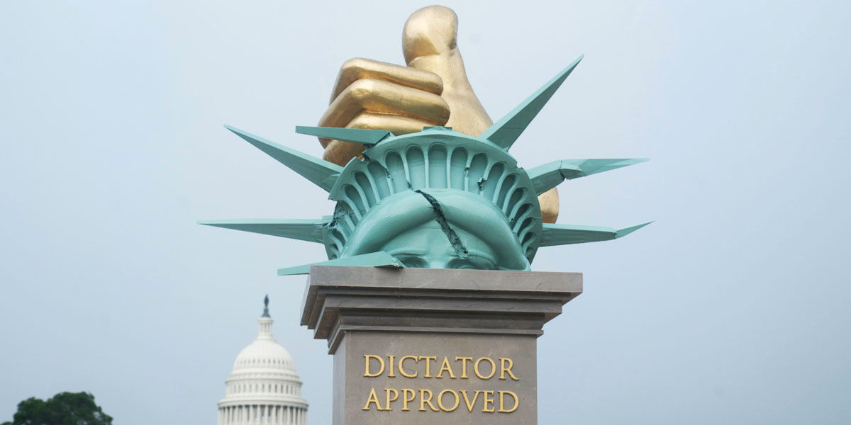 O sculptură înaltă de 2,5 metri, intitulată „Aprobată de dictator”, a fost instalată în centrul Washingtonului.