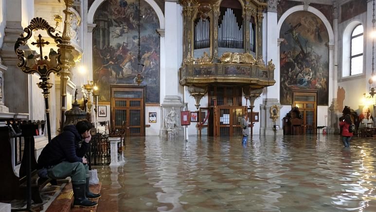 Под водой скрылась площадь Святого Марка, затоплен и одноименный собор. 