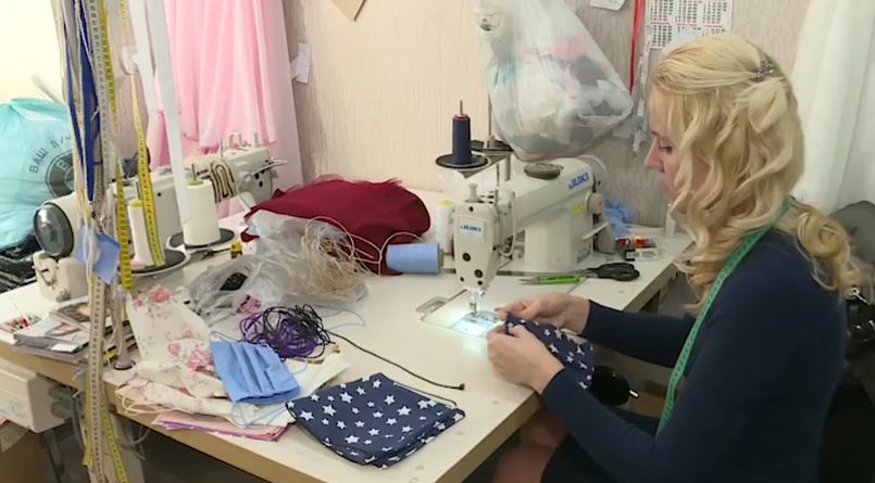 Женщина из Кишинева шьет маски, защищающие от инфекции.