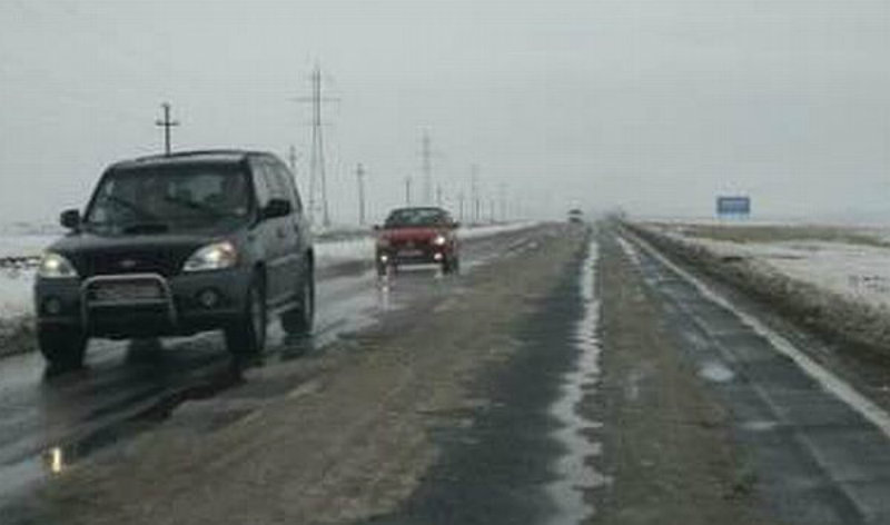 În zona de Nord a ţării cad precipitaţii sub formă de lapoviţă, iar pe drumuri se formează gheţuş.