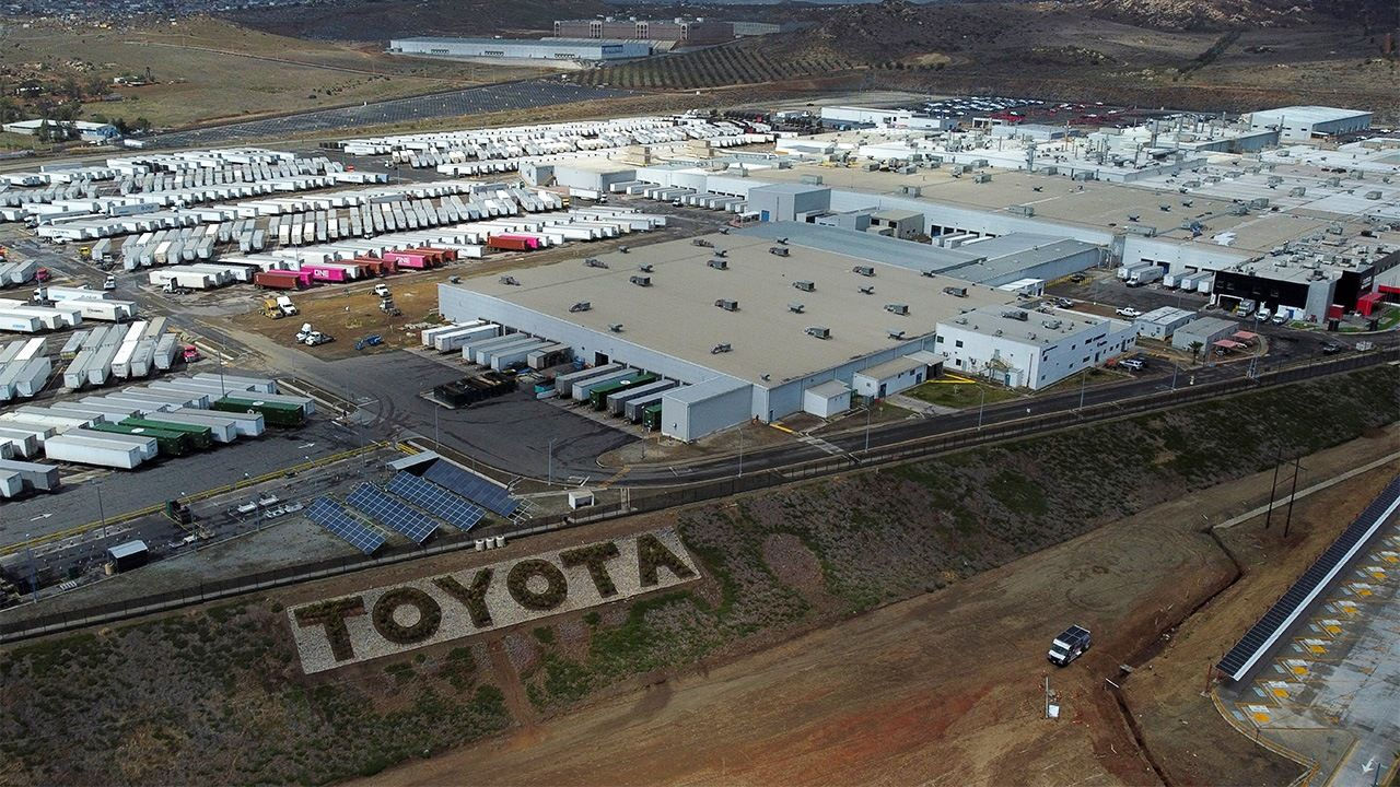 Toyota переносит производство пикапов из Мексики в Техас из-за пошлин Трампа.