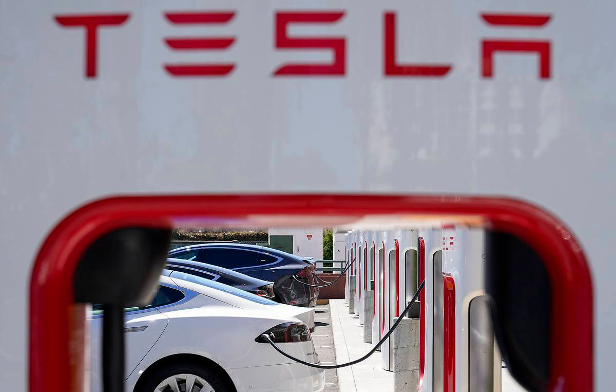 В США начали расследование против Tesla из-за технологии автопилота