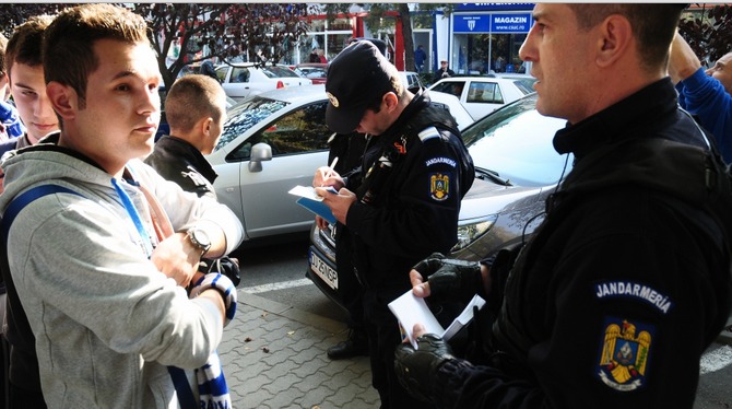 Se pare că bărbatul ar fi trecut strada pe zebră chiar prin faţa maşinii poliţiştilor care circula cu girofarul aprins