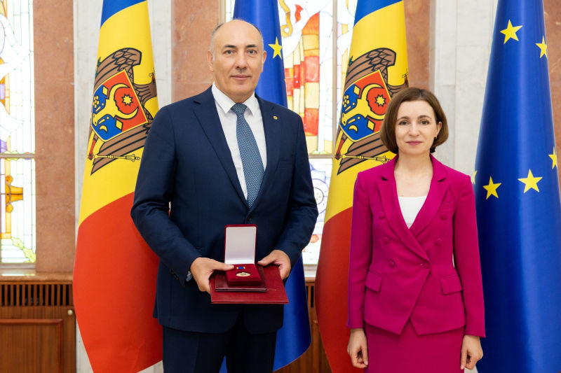 Посол Литвы награжден орденом "Ordinul de Onoare".