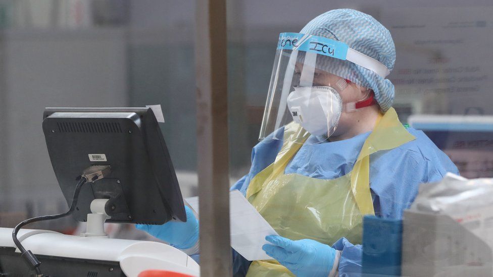 Британия вышла на второе место по смертности от COVID-19.
