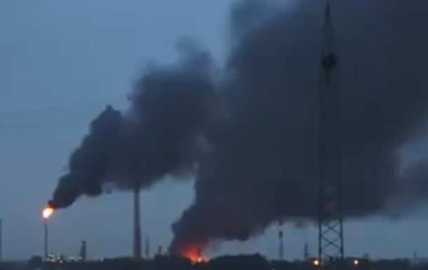 Огонь охватил хранилища сжиженного газа и бензина. Срочно эвакуированы 3-4 тысячи человек.