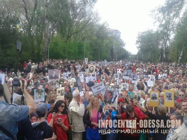 Многотысячный митинг в Одессе, посвященный Дню Победы, завершился возложением цветов и митингом.