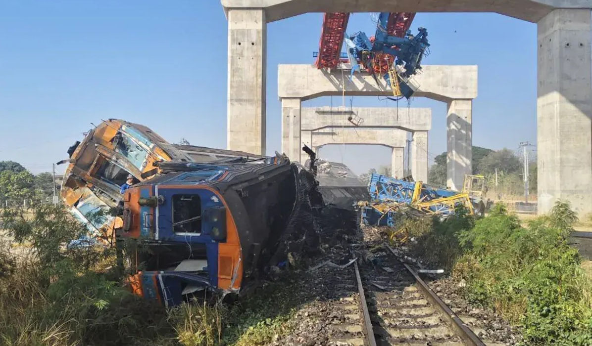 O macara de construcții s-a prăbușit peste un tren în Thailanda: 20 de persoane au murit.