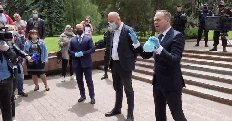 Представители бизнеса провели протест перед зданием парламента.