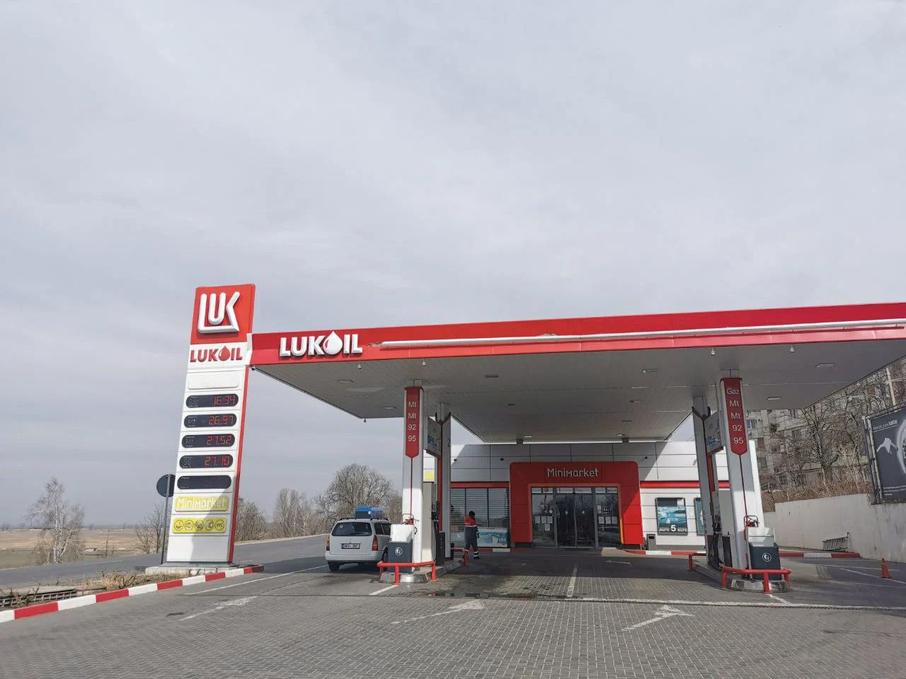 Benzinăriile Lukoil vor activa până în aprilie în baza unei licențe suplimentare.