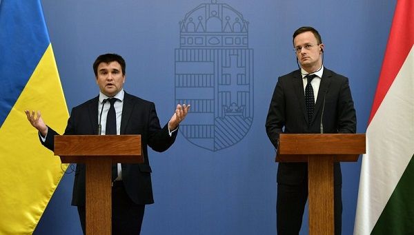 Сиярто указал на то, что этот закон лишает нацменьшинства права учиться на родном языке.