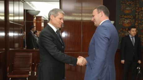 По словам Чолоша, это поможет Молдове продолжить реформы и вернуть доверие международных партнеров. Фото:gov.ro