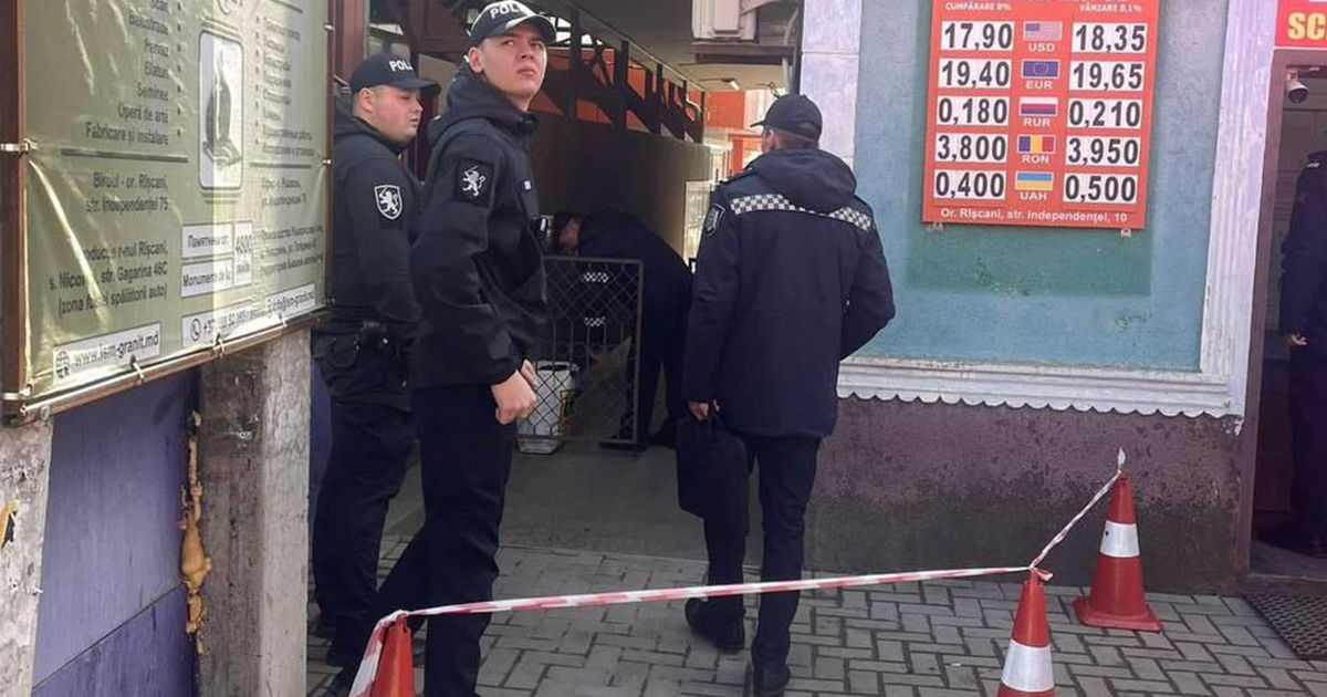 O pungă suspectă, găsită la piața din Râșcani: S-a dovedit a fi o plapumă.