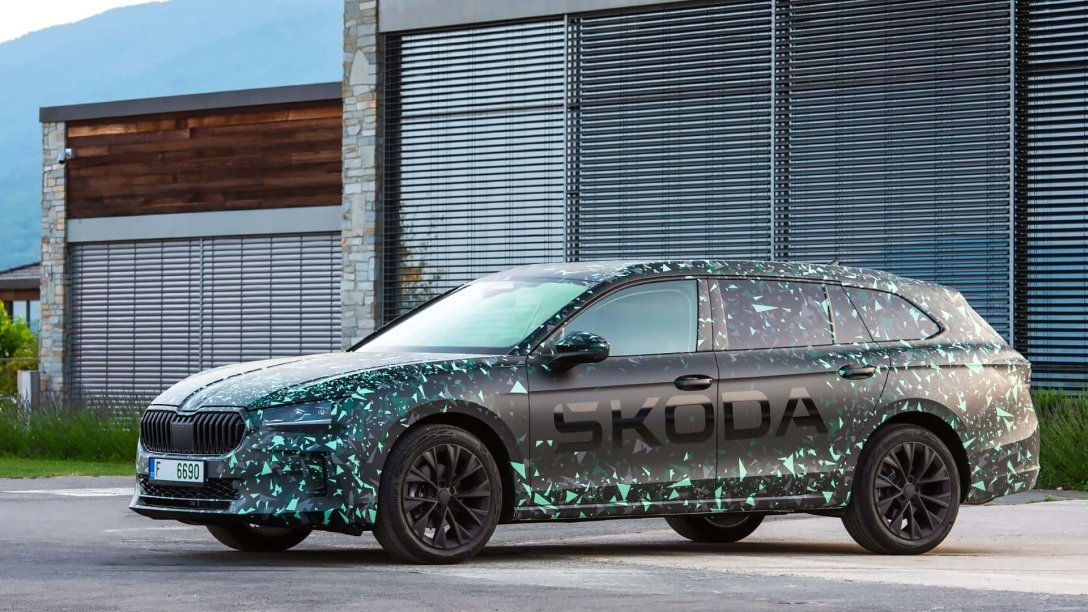 Новая Skoda Superb 2024 рассекречена за месяц до презентации.