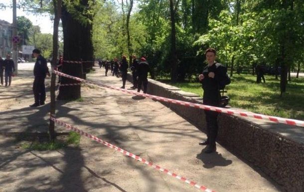 Взрывотехники и кинологи с собаками проверяют информацию о "минировании".