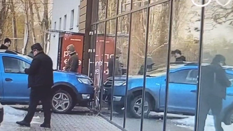 Жительница Кишинева въехала на машине в витрину супермаркета на Ботанике.