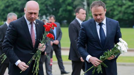 Conducătorii Moldovei au depus flori la Complexul Memorial Eternitate. Foto: parlament.md