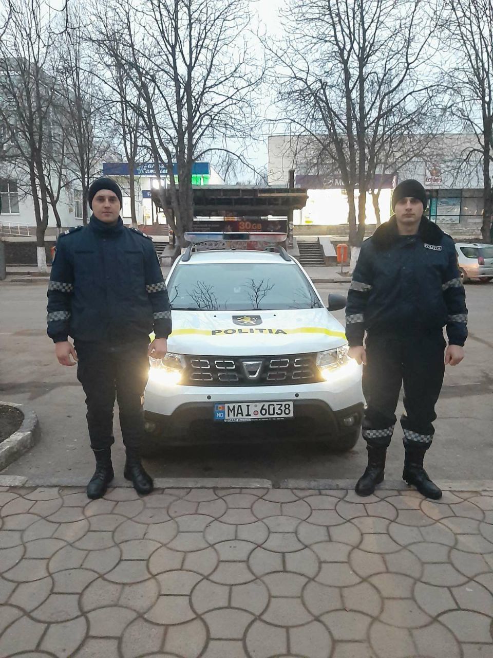 В Унгенах полицейские спасли мужчину, пытавшегося спрыгнуть с моста.