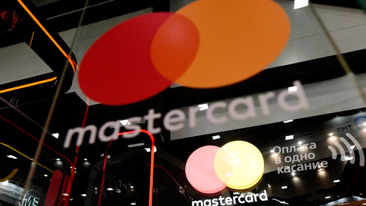 Песков сообщил о возможности отключения России от Visa и MasterCard.