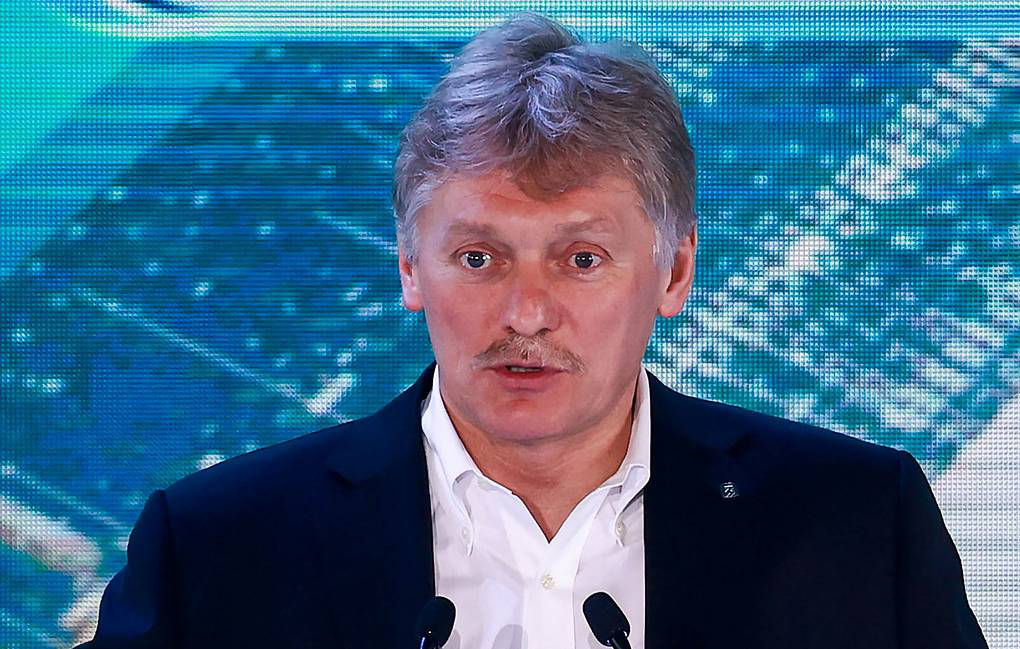 Песков: Тема выхода судов с зерном с Украины поднималась, но порты опасны для навигации.