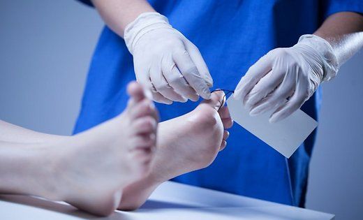 Друзья доставили молодого человека в больницу, где его признали мертвым и отправили в морг.