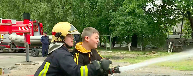 Десятки детей познакомились поближе с профессиями пожарного и спасателя.