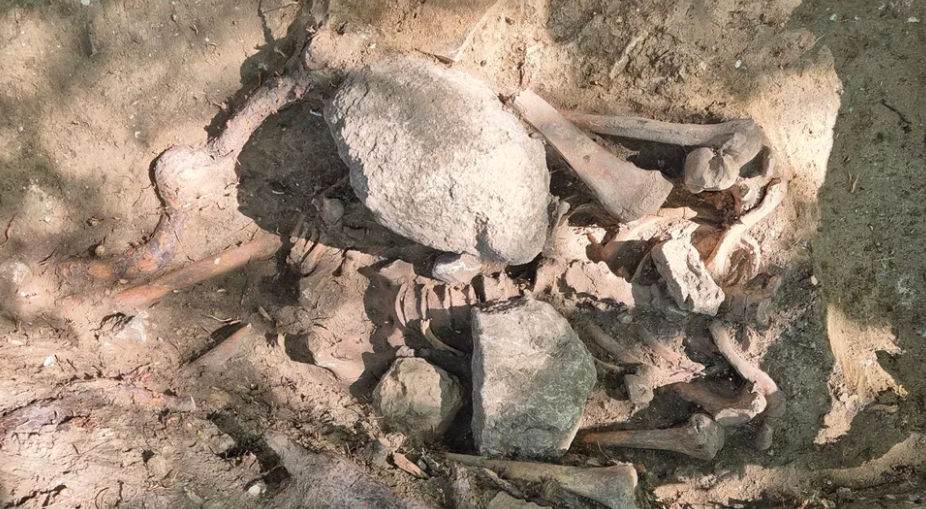 В Германии археологи раскопали могилу "зомби" с камнем на груди.
