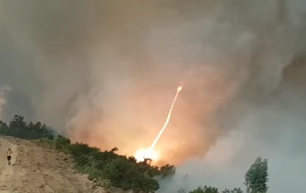 В Португалии на видео сняли огненное торнадо.
